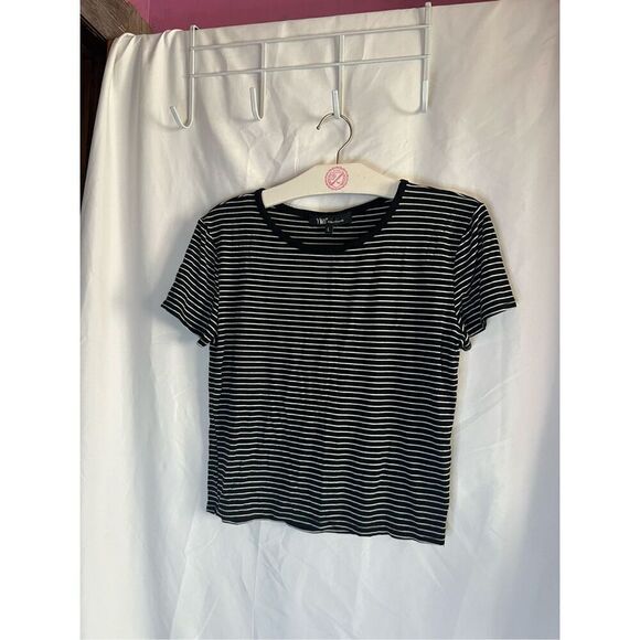 YMI Collections Black And White Striped Crop T-Shirt Woman’s Size Large - Picture 1 of 6